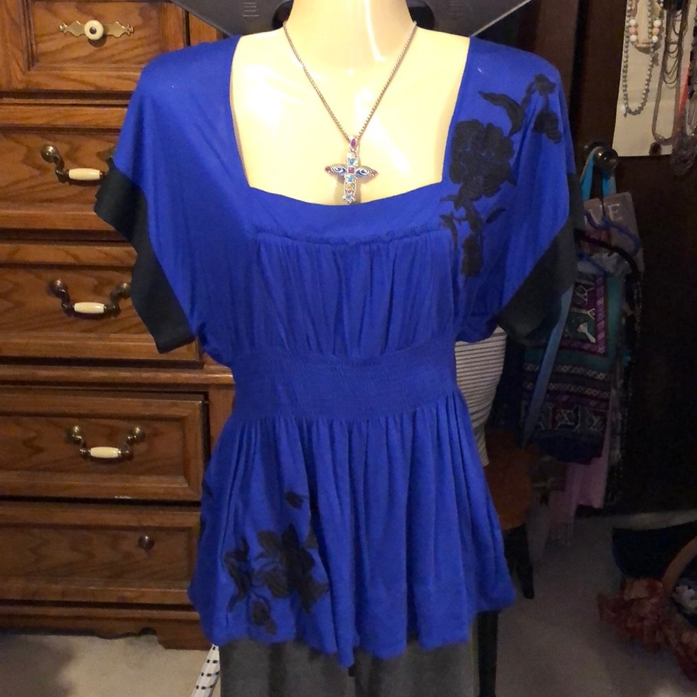 3/20. Unique embroidered elastic waist top